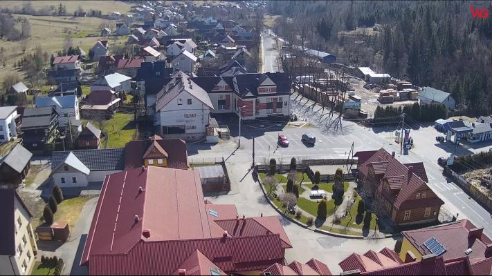Widok na centrum Ujsół z wieży kościoła parafialnego pw. św. Józefa Robotnika. Na pierwszym planie budnek Urzędu Gminy Ujsoły, na prawo tartak oraz stacja paliw. Po lewej stronie budynku UG budynek słynnej restauracji "Myśliwska".